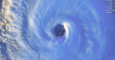 Cơn bão số 13 mới nhất: hung dữ và có sức tàn phá lớn nhất từ đầu thế kỷ 20 đến nay, gió tuốt ngọn dừa, bê được cả con thuyền lên bờ