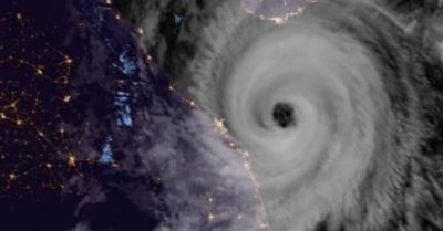 Tâm bão số 13 cách bờ biển Đà Nẵng khoảng 100km về phía Đông, vận tốc gió 165km-185km/h