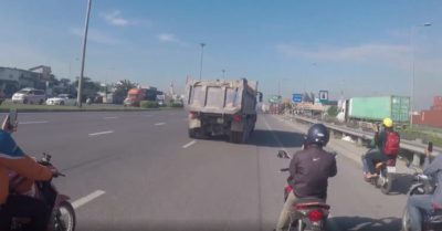 Tài xế ôtô tải đánh võng, húc xe CSGT để bỏ chạy