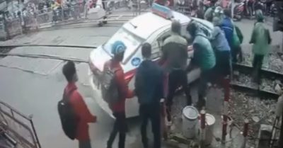 Tài xế taxi vượt rào chắn đường sắt bị tước bằng lái xe, phạt 4 triệu đồng