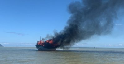 Tàu chở khách bốc cháy trên biển Cửa Đại, 18 người may mắn thoát nạn