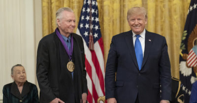 Tài tử Jon Voight: Bầu cử Mỹ là ‘trận chiến giữa Chính nghĩa và quỷ Sa tăng’