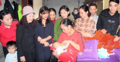 Vợ chồng hiếm muộn ‘nhặt’ được bé trai trước cửa nhà