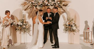 Do virus Corona, một cặp đôi đã biến sân bóng rổ thành nơi tổ chức đám cưới trong mơ