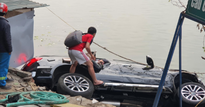 Ôtô 7 chỗ mất lái, tông gãy lan can rồi lao xuống hồ ở Hà Nội