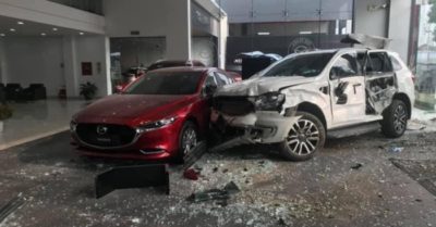 Nữ tài xế điều khiển xế hộp đâm người đi đường, lao vào showroom ôtô
