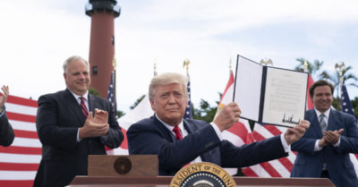 Tin tức ngày 28/12: TT Trump lại yêu cầu tăng hơn 3 lần mức hỗ trợ người dân Mỹ vì Covid-19; máy bỏ phiếu Dominion có kết nối mạng trực tiếp với Trung Quốc…