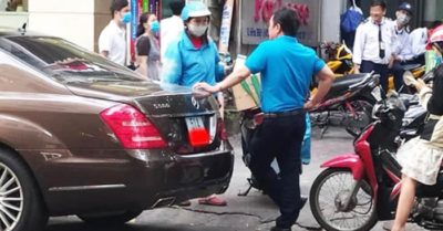 Nữ shipper tông hỏng đèn xe sang, chủ xe Mercedes cho qua nhẹ nhàng