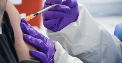 COVID-19: Tại sao các quốc gia đang đình chỉ vắc-xin AstraZeneca?