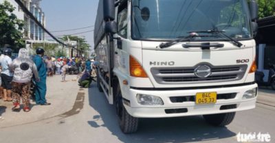 TP. HCM: Bé gái học cấp 1 tử vong sau va chạm xe tải
