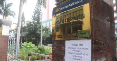 Nam tiếp viên Vietnam Airlines bị khởi tố tội làm lây lan Covid-19, nhưng được tại ngoại
