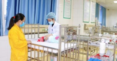 Rửa mũi bằng xi lanh: bé 2 tháng tuổi tím tái toàn thân