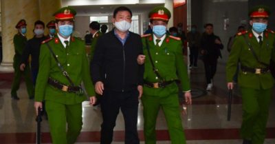 Ông Đinh La Thăng đến tòa, chụp hình rồi lại đi về