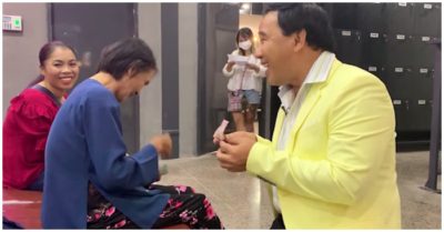 MC Quyền Linh rút hết tiền trong túi tặng cặp mẹ chồng – nàng dâu nghèo khiến nhiều người xúc động (video)