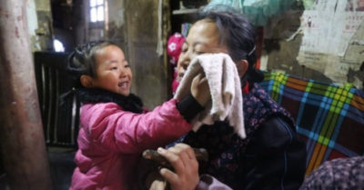 Cô bé 5 tuổi một mình chăm sóc hai bà