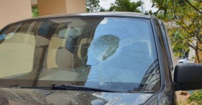 Bị ôtô đậu chắn cửa nhà, lãnh đạo BQL dự án huyện đập hỏng kính xe