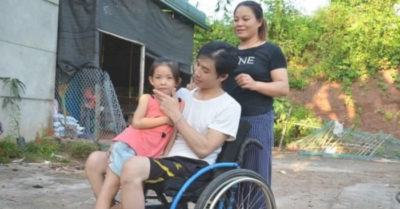 Người chồng bị liệt hai chân, vợ tảo tần ’em không bỏ anh đâu’
