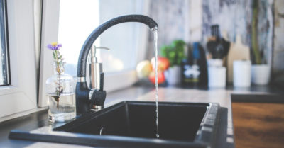 Cách thông tắc bồn rửa bằng nước nóng và nước rửa bát