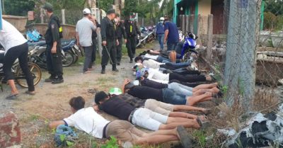 Video: Chặn quốc lộ đua xe, hàng trăm ‘quái xế’ chạy vô vườn, lao xuống kênh… trốn CSGT