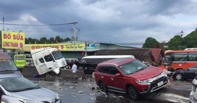 Tai nạn liên hoàn do cuộn thép trên xe container rơi xuống đường