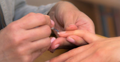 Cẩn thận với các rủi ro khi làm nail ngoài tiệm vào mùa hè