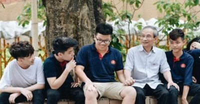 Thầy hiệu trưởng ‘ông nội’ gửi thư cho học sinh trước mùa thi