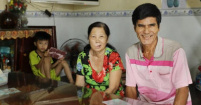 Vợ chồng nhặt ve chai trả lại tiền tỷ cho người đánh rơi “Của mình rớt 50 ngàn đã tiếc hùi hụi, huống hồ gì người ta”