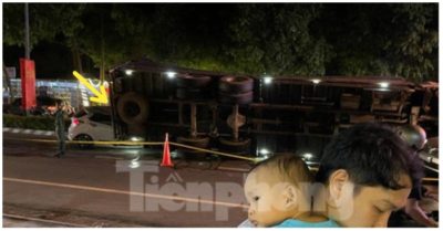 Cha phá cửa ôm con nhỏ thoát ra ngoài khi bị xe tải chở lợn đè lên ôtô 4 chỗ