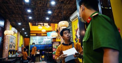 Tin tức sáng 28/5: Tạm dừng nhập cảnh sân bay Tân Sơn Nhất, TP.HCM thành “điểm nóng” với nhiều ca mới; F1 trốn cách ly, bị phạt 10 triệu đồng và cưỡng chế dùng xe cẩu đưa đi cách ly…