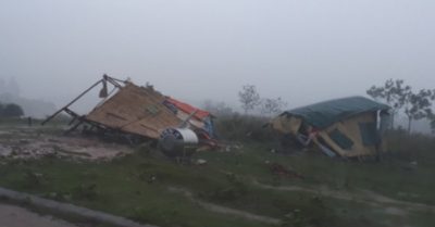 Lốc xoáy quật gãy cột điện, tốc mái 106 nhà dân Quảng Trị