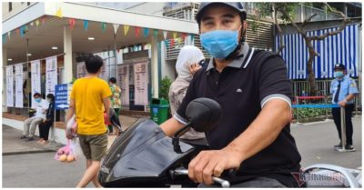 MC Quyền Linh đi xe máy tới bệnh viện Chợ Rẫy ủng hộ 2 tỷ đồng chống dịch Covid-19