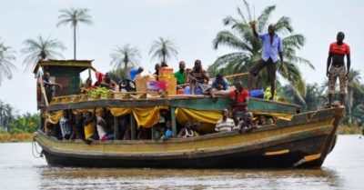 Tàu vỡ đôi khi đâm vào gốc cây trôi sông, 30 hành khách thiệt mạng