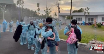 Cảm động các thanh niên che chắn cho trẻ em qua chỗ khử khuẩn