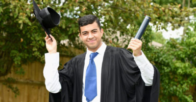 Chàng trai 22 tuổi, tự học tại nhà, là người trẻ nhất Vương quốc Anh lấy bằng Tiến sĩ Vật lý thiên văn