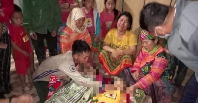 Vợ chồng trẻ mất 2 đứa con trong lúc làm đồng