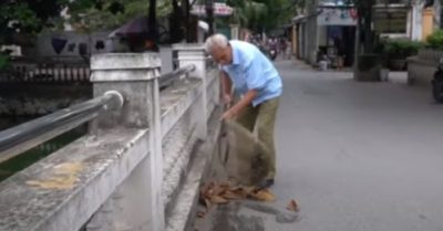 Cụ ông 30 năm cần mẫn vớt rác cứu hồ đang chết dần vì ô nhiễm