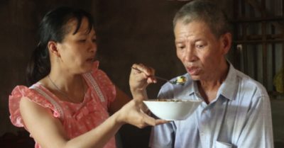 Cha mất trí nhớ đi lạc 23 năm được con gái tìm thấy, nghẹn ngào phút giây đoàn tụ