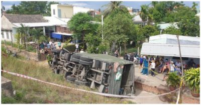 Tin tức tối 16/6: Thêm 155 ca; Một công an đi làm CCCD nhiều nơi mắc Covid-19; Xe quân đội lao xuống vệ đường, 2 người tử nạn