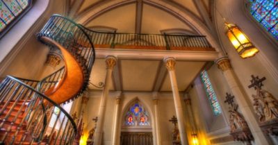 Bí ẩn chiếc cầu thang Thánh Giuse đi ngược mọi nguyên tắc vật lý