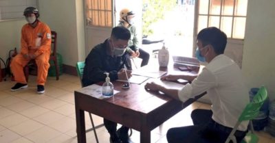 Tạm đình chỉ Chủ tịch phường tự ý thu tiền cấp ‘giấy thông hành’