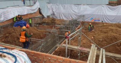 Giữa đại dịch, hàng chục người đóng kín cổng, xây trụ sở ngân hàng