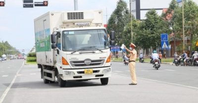 Xe chở băng vệ sinh, tã bỉm trẻ em bị chặn vì không phải là hàng thiết yếu