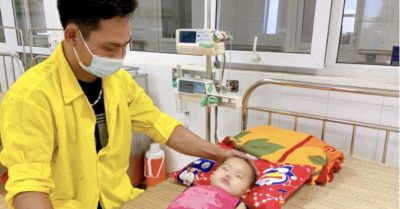 Bé gái 22 tháng tuổi bị ngạt khí, ngừng thở do mắc kẹt trong ôtô