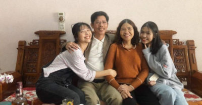 Mẹ làm nhân viên trông xe, con gái tự hào “Không ai coi thường mẹ cả, người ta không được phép”