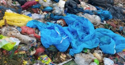 Video: Phát hiện nhiều quần áo phòng chống Covid-19 trộn chung rác thải sinh hoạt