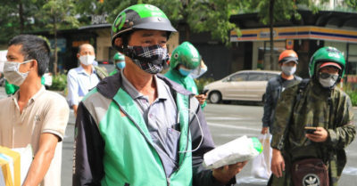 Đợi 4 tiếng để giao hàng, shipper vẫn ráng vì khách