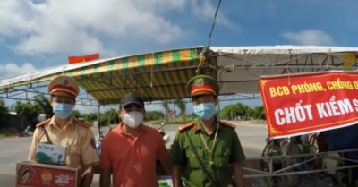 Clip “Hoa Lan đảo Ngọc” thăm, tặng quà các chốt chống dịch trên địa bàn Phú Quốc