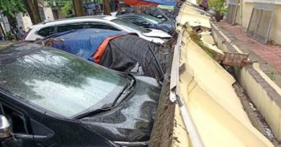 Hiện trường vụ sập tường, đè bẹp hàng chục ôtô trên phố Hà Nội