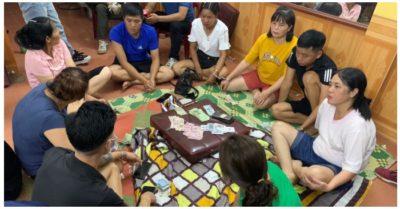 Tối 2/8 có 4.254 ca nhiễm, thêm gần 400 người tử vong; Cán bộ xã tụ tập đánh bạc bất chấp dịch Covid-19