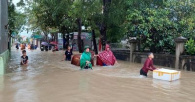 Nước ngập tới bụng, người Quỳnh Lưu tất bật chạy lũ